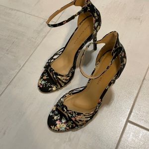 Cute heels with snap strap!